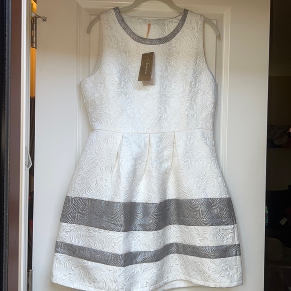 Francesca's Collections Dresses & Skirts - Francesca’s Poema dress white shirt embroidered floral design silver metallic
